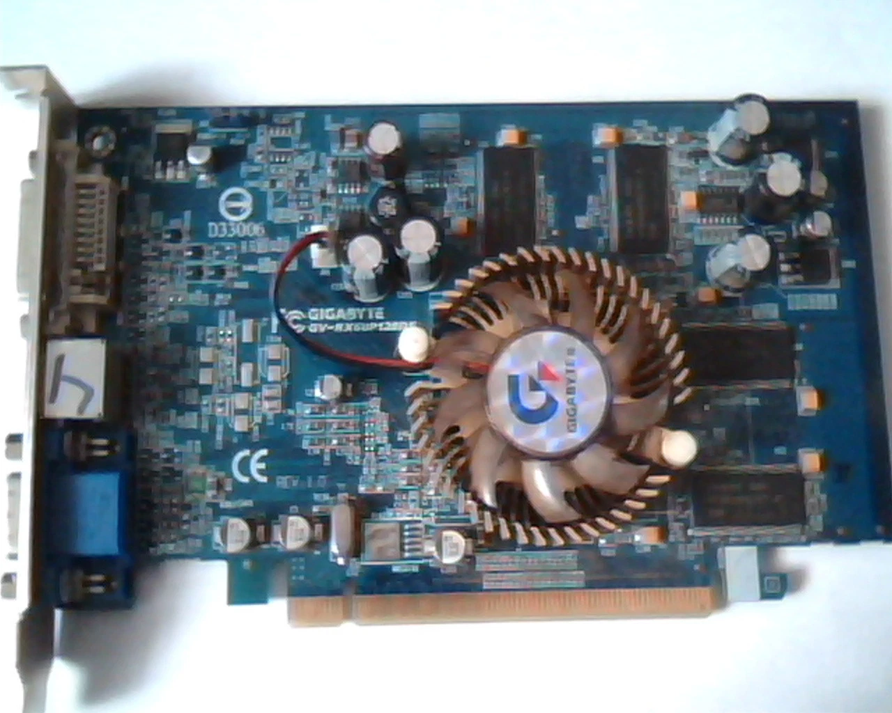 PCI-E express card Gigabyte GV-RX60P128DE 4RB161C DVI VGA S-Video Rev 1.0