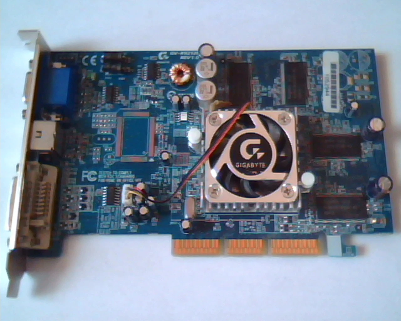 Video Graphics Card AGP 8X Gigabyte GV-R92128DH v1.0 308161B DVI VGA S-Video ATI