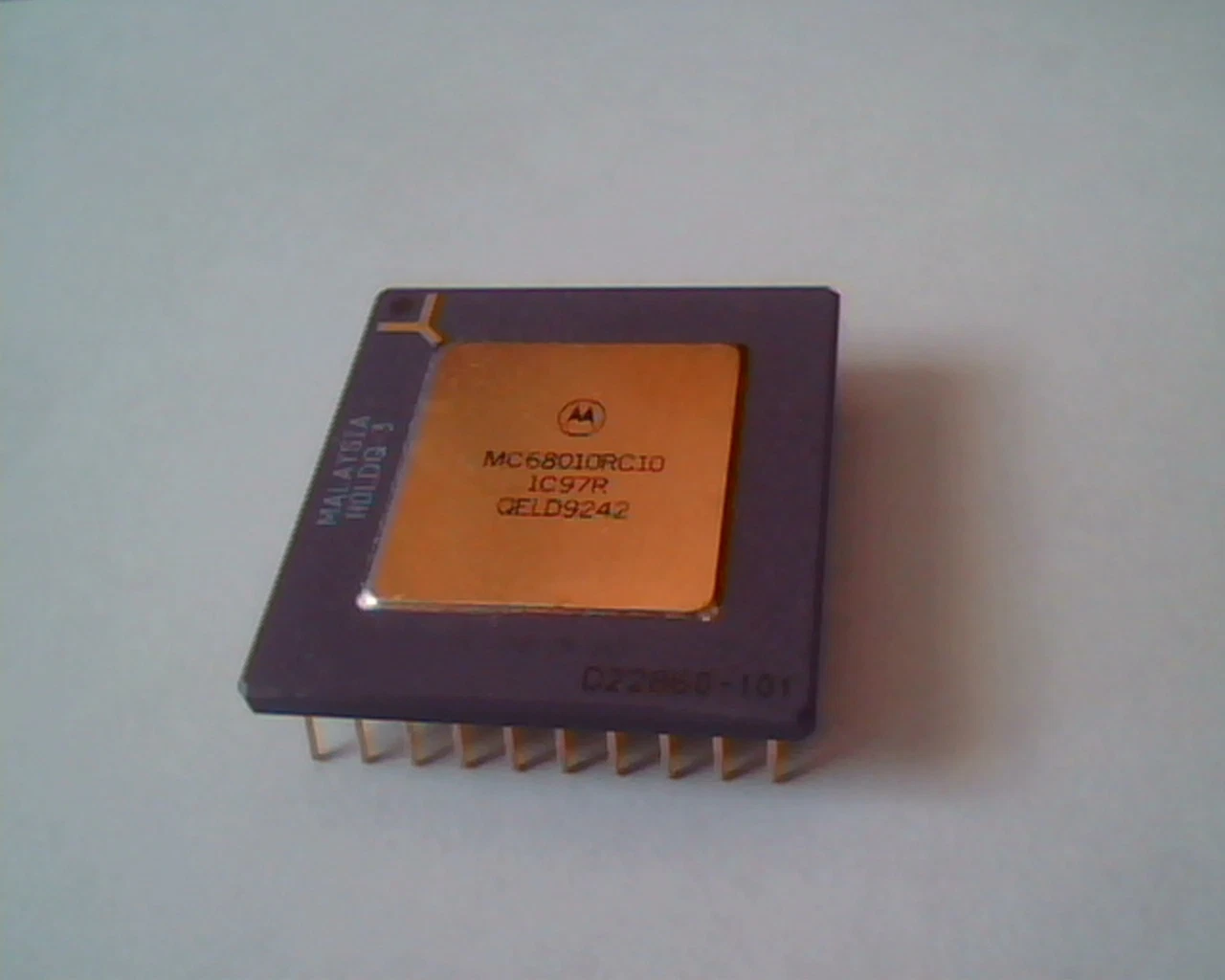 Rare CPU computer chip - MC68010RC10 1C97R QELD9242 D22860-101 HOLDQ-3 motorola - image 2