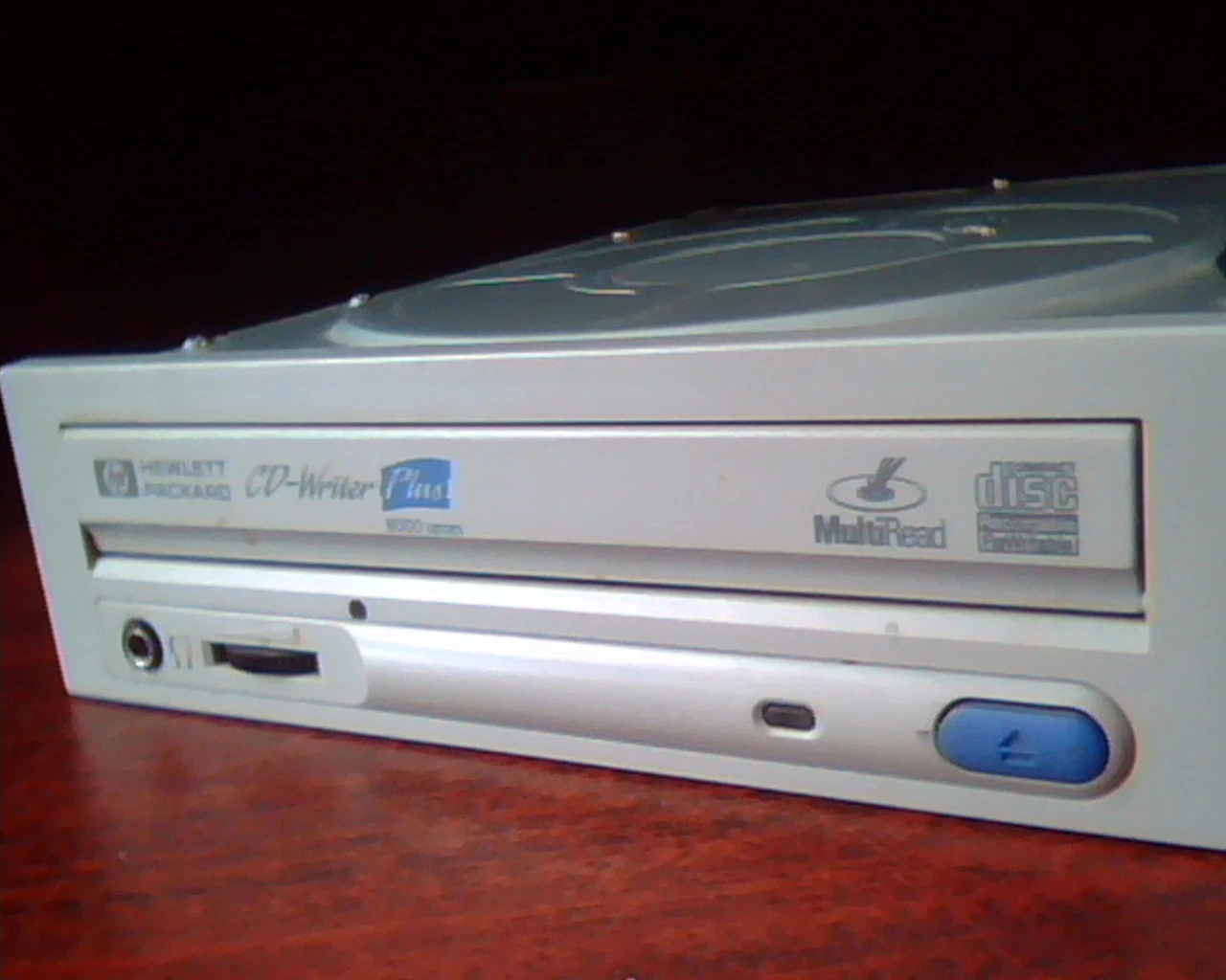 HP CD-Writer Plus 8000 Series C4465-56000 IDE CD Drive Rewritable January 2000 - image 2