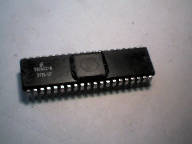 Rare computer chip TRI502-B 1977 UART vintage old 40-pin