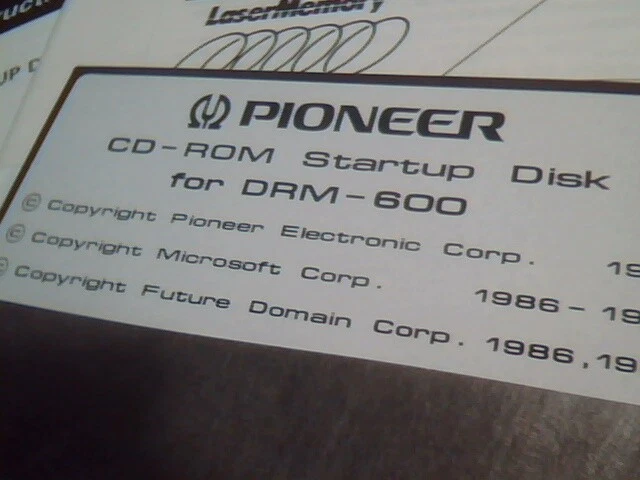 User's Guides + Floppy Disk - CD-ROM Changer DRM-600 Pioneer LaserMemory - image 3