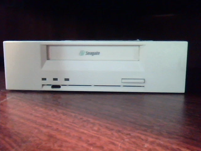 SCSI DAT Tape Drive Seagate Scorpion STD2401LW TC4200-032 LR56637 EMI EMS