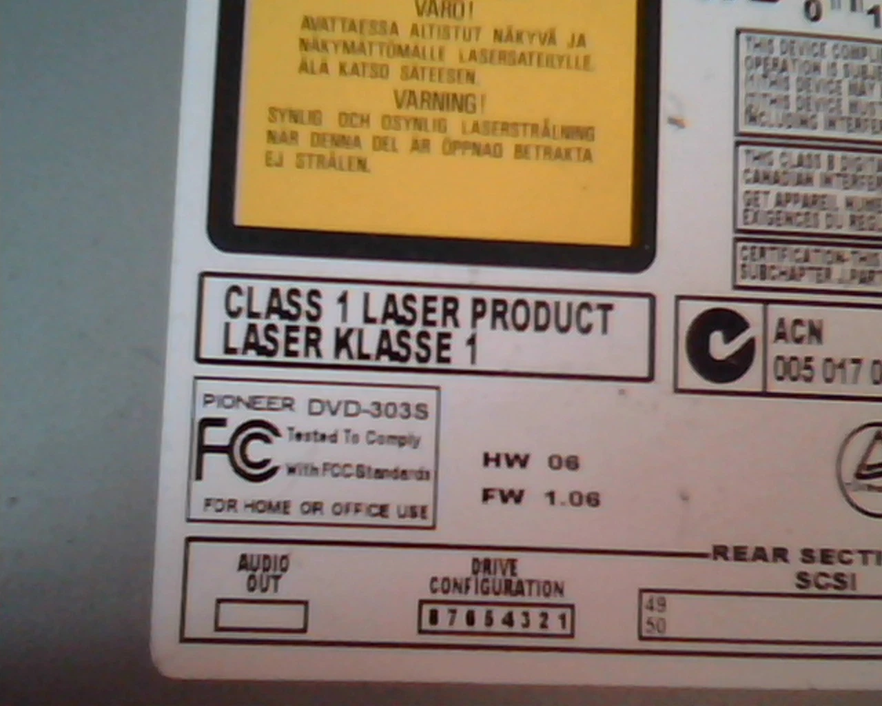 Code DVD-303SKR DVD-303S SCSI 0950-3398 E99677 April1999 Pioneer DVD ROM Drive - image 3