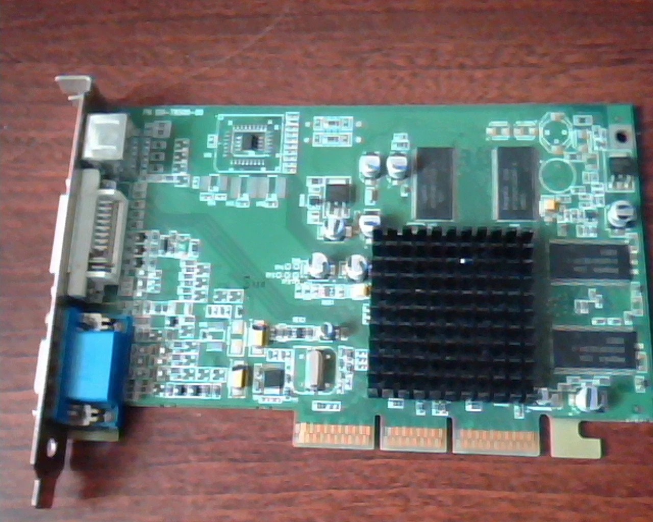 Video Graphic Card AGP ATI Radeon 7000 32M DDR V/D/VO 109-78500-00 DVI VGA S-Vid