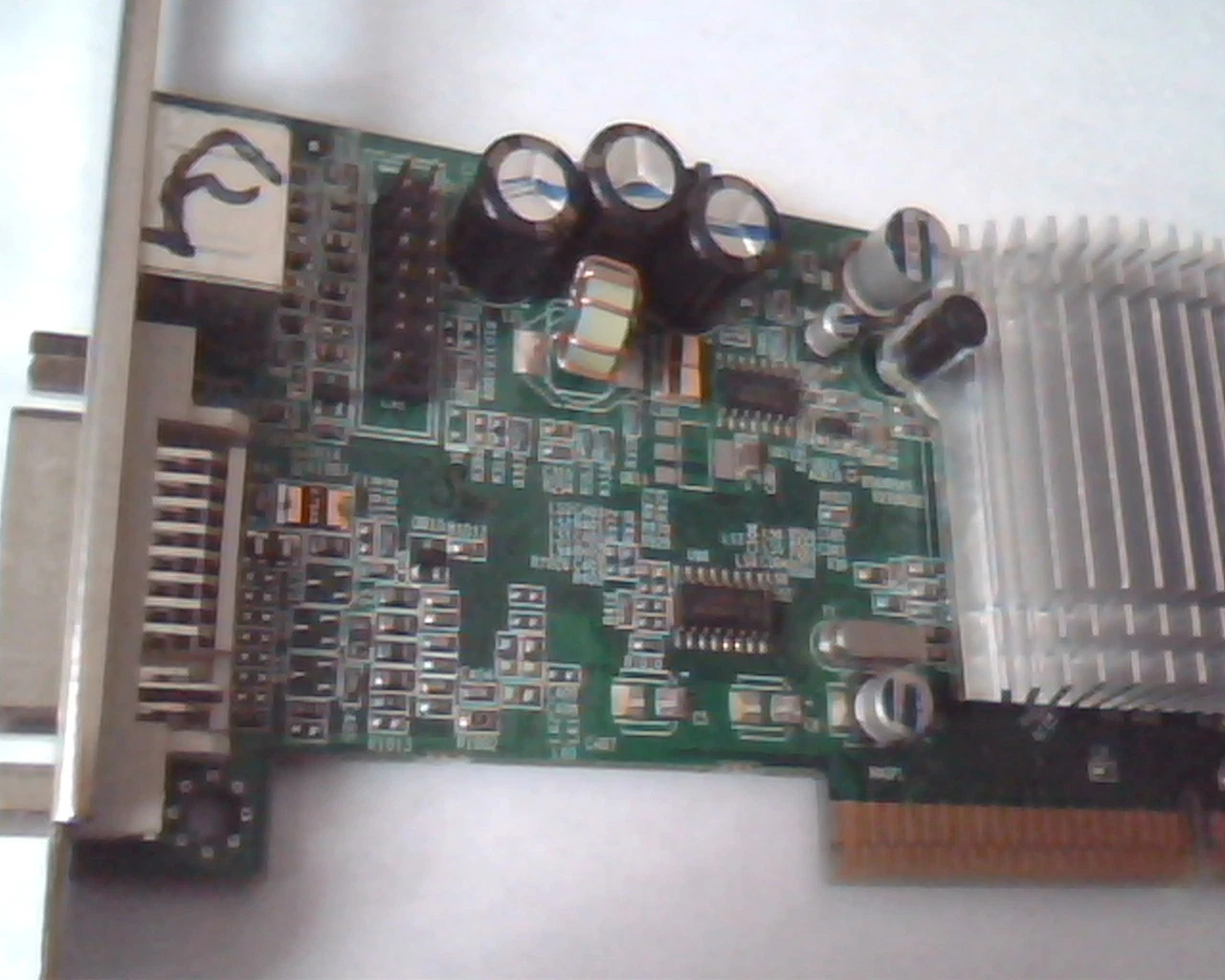 AGP card ATI Radeon 9550SE 128M DDR V/D/VO 35-FC37-G0-02 DVI S Vid - image 3