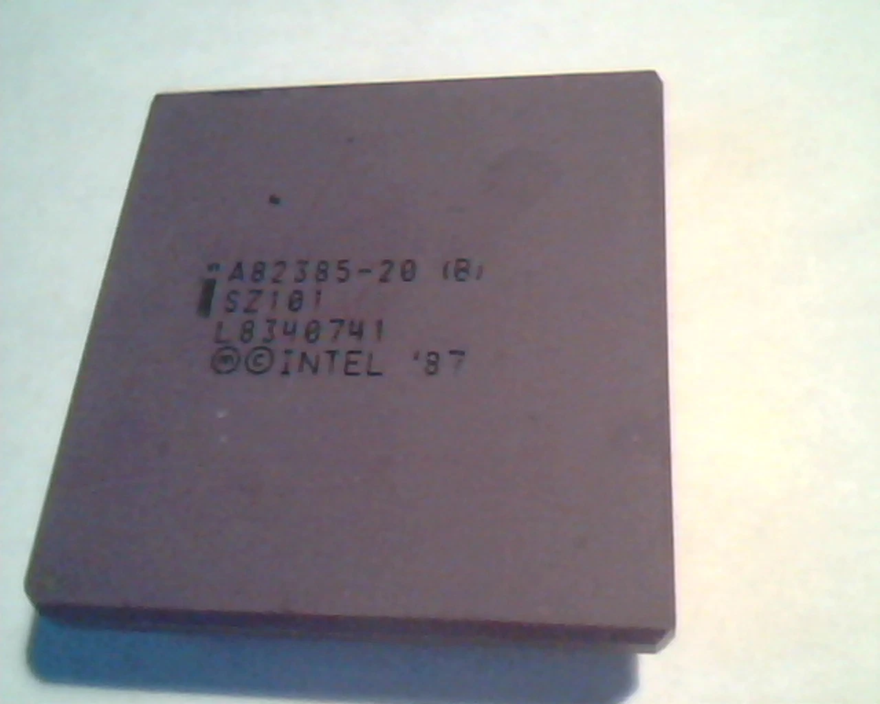 Rare CPU computer chip - intel 1987 A82385-20 (B) SZ101 L8340741