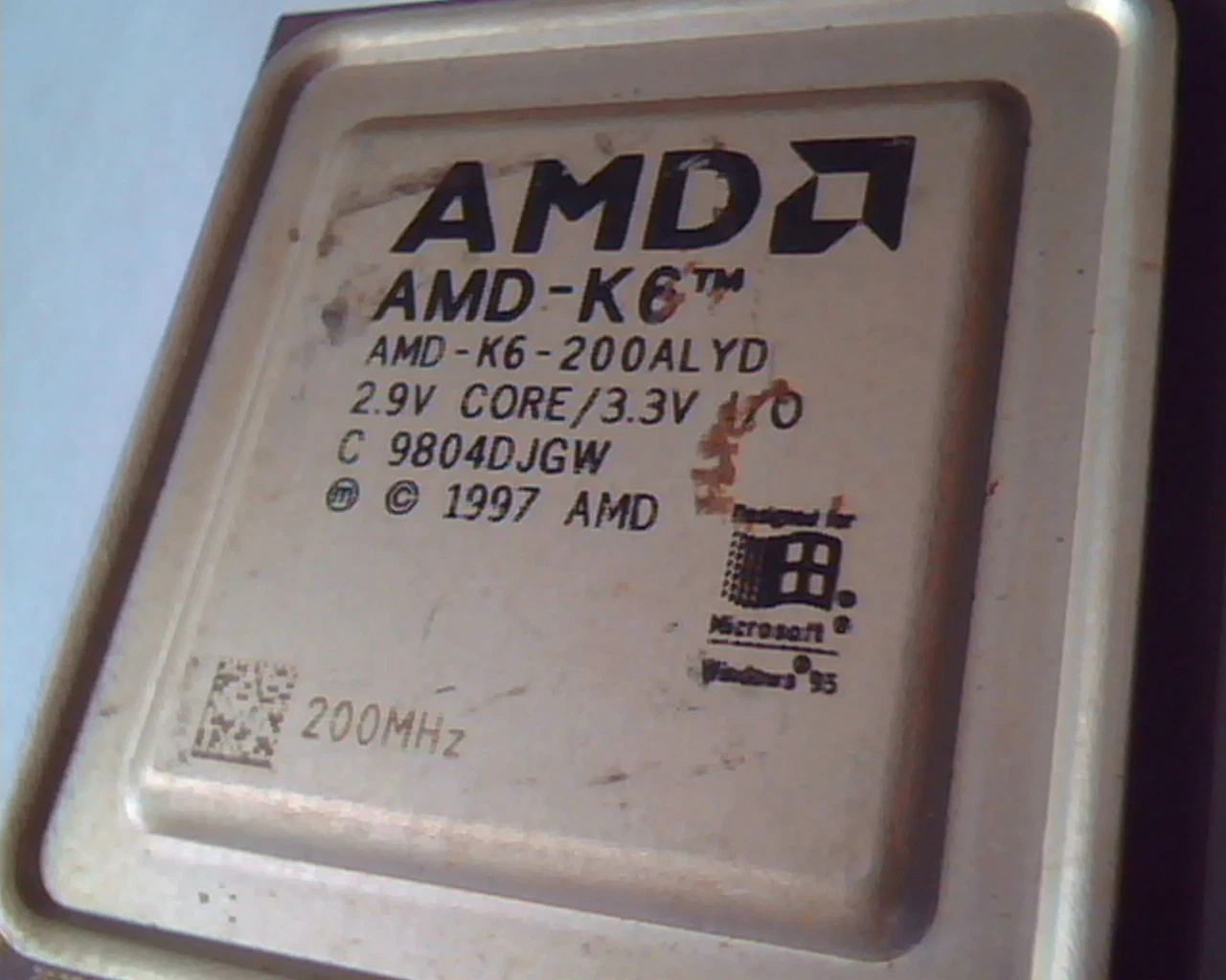 Rare CPU computer chip - AMD AMD-K6 AMD-K6-200ALYD 2.9V Core/3.3V 9804DJGW - image 2