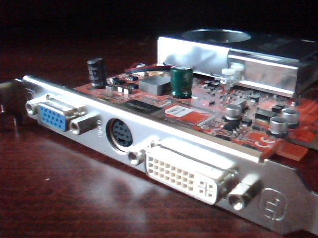 Video Card PCI-E ASUS EAX700/TD/128M/A NTSC DVI LCD DDR express - image 6