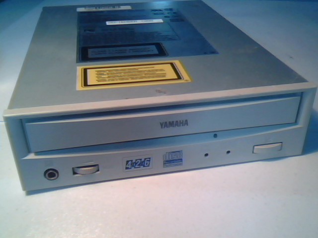 Yamaha 4-2-6 CRW-4260t CD-ReWritable SCSI 50-pin CDROM Drive has Block Size 512
