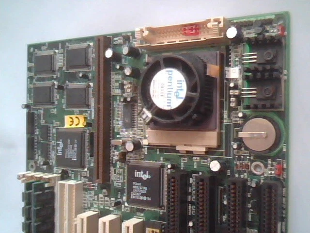 Pentium Motherboard Socket7 PCchips M525 V1.5 430VX - image 3