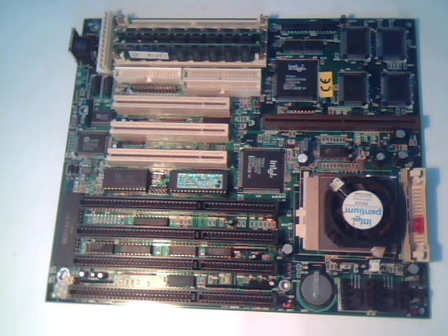 Pentium Motherboard Socket7 PCchips M525 V1.1 430VX UMC UM8663AF