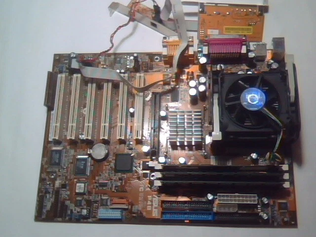Motherboard P4 ASUS P4B Rev:1.03. 1.8GHz 640MB SDDIF